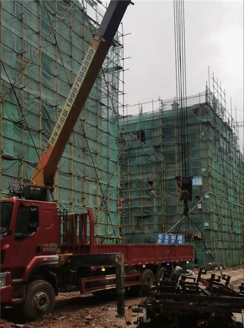 泽普县“慢工细活”—— 吊车的 “微动控制” 技术